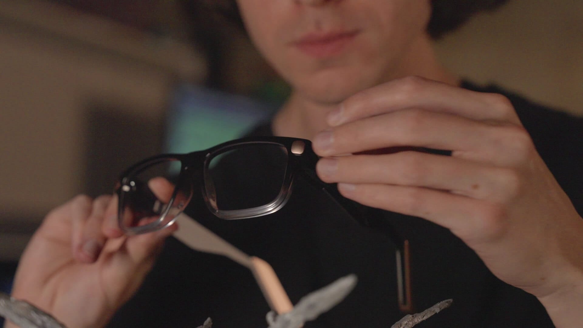 this picture shows a person putting on the camera cover over a raven prism smart glass