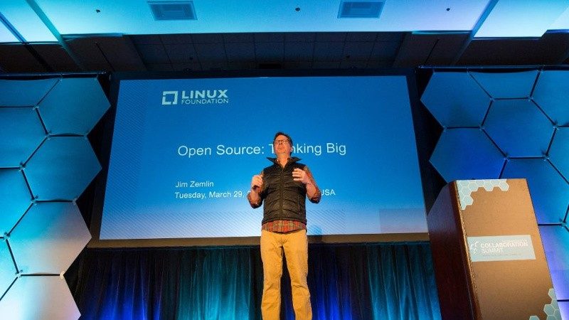 Linux Foundation head uses MacOS